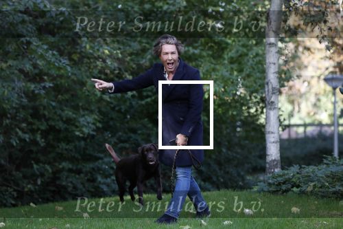Den Haag 24 oktober 2019
Frank Jansen en Rogier Smit ( Paleis voor een prikkie) laten hun honden uit. Frank en Rogier