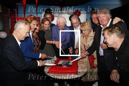 Rotterdam 14 oktober 2019
Surprise feestje voor Gerard Cox. Gerard met Bastiaan ragas Tony Neef Richard Groenendijk Wilibrord Frequin Peggy Vrijens Jenny Arean Cor Bakker ea
