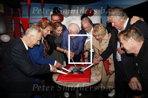 Rotterdam 14 oktober 2019
Surprise feestje voor Gerard Cox. Gerard met Bastiaan ragas Tony Neef Richard Groenendijk Wilibrord Frequin Peggy Vrijens Jenny Arean Cor Bakker ea