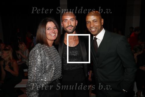 Amsterdam 3 oktober 2019
Modeshow Tommy Driessen in hotel Krasnapolsky. Humberto Tan met zijn vrouw ineke en partner Tommt