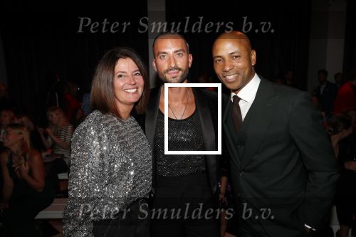 Amsterdam 3 oktober 2019
Modeshow Tommy Driessen in hotel Krasnapolsky. Humberto Tan met zijn vrouw ineke en partner Tommt