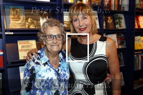 Amsterdam 21 augustus 2019
Boekpresentatie Inge Ipenburg. Tim Akkerman ontvangt het eerste exemplaar.
Inge met haar moeder