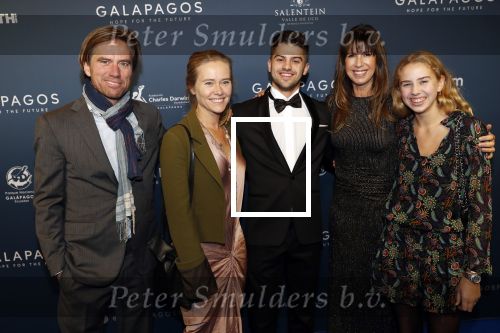Amsterdam 28 oktober 2019
Premiere Galapagos in Tuschinski. Isa Hoes met haar kinderen en Liesbeth Kamerling met haar broer Kristiaan