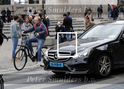 Amsterdam, 3 November 2019 Jochum ten Haaf met vrouw en dochter op de fiets