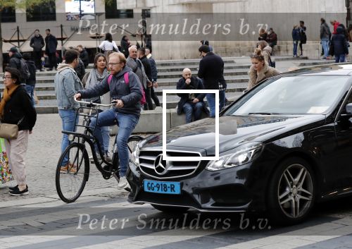 Amsterdam, 3 November 2019 Jochum ten Haaf met vrouw en dochter op de fiets