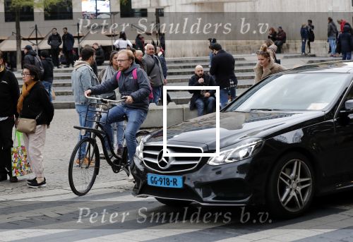Amsterdam, 3 November 2019 Jochum ten Haaf met vrouw en dochter op de fiets