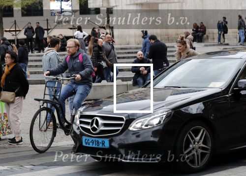 Amsterdam, 3 November 2019 Jochum ten Haaf met vrouw en dochter op de fiets
