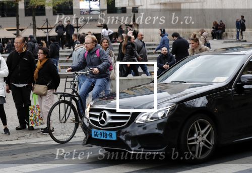 Amsterdam, 3 November 2019 Jochum ten Haaf met vrouw en dochter op de fiets