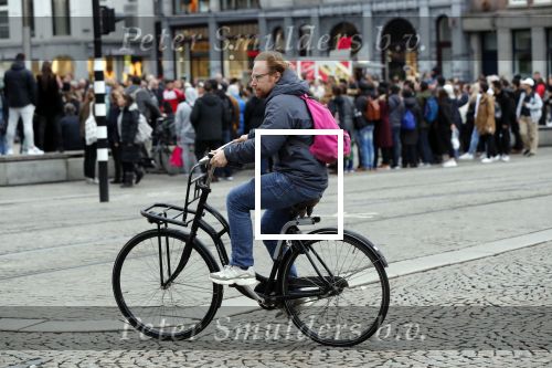 Amsterdam, 3 November 2019 Jochum ten Haaf met vrouw en dochter op de fiets