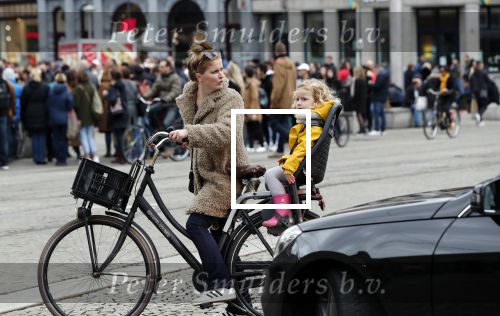 Amsterdam, 3 November 2019 Jochum ten Haaf met vrouw en dochter op de fiets