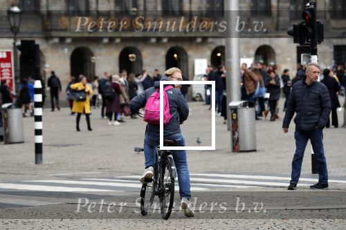 Amsterdam, 3 November 2019 Jochum ten Haaf met vrouw en dochter op de fiets