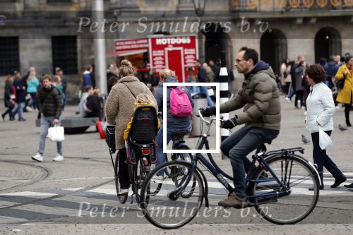 Amsterdam, 3 November 2019 Jochum ten Haaf met vrouw en dochter op de fiets