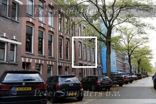 Amsterdam 2 november 2019
Kajsa Ollongren haar huis en auto. Haar partner irene v d Brekel vertrekt op de fiets