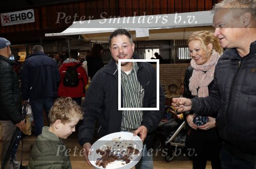 Boekel 19 oktober 2019
Meerdere boeren van boer zoekt vrouw stan op een mini markt in de stallen van Boerin Steffi. Boer Marnix Kneteman met zijn vriendin