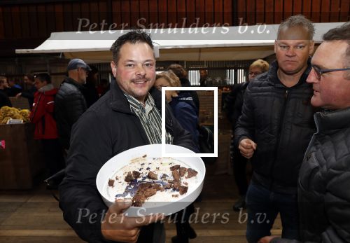 Boekel 19 oktober 2019
Meerdere boeren van boer zoekt vrouw stan op een mini markt in de stallen van Boerin Steffi. Boer Marnix Kneteman met zijn vriendin