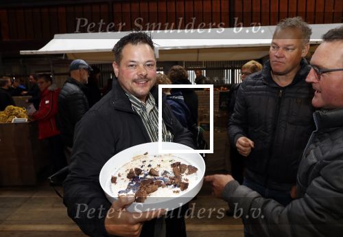 Boekel 19 oktober 2019
Meerdere boeren van boer zoekt vrouw stan op een mini markt in de stallen van Boerin Steffi. Boer Marnix Kneteman met zijn vriendin