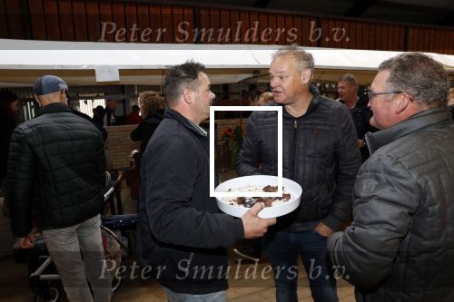 Boekel 19 oktober 2019
Meerdere boeren van boer zoekt vrouw stan op een mini markt in de stallen van Boerin Steffi. Boer Marnix Kneteman met zijn vriendin