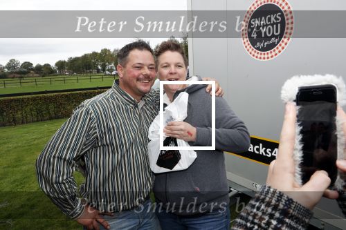 Boekel 19 oktober 2019
Meerdere boeren van boer zoekt vrouw stan op een mini markt in de stallen van Boerin Steffi. Boer Marnix Kneteman met zijn vriendin