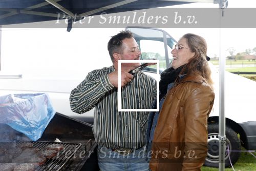 Boekel 19 oktober 2019
Meerdere boeren van boer zoekt vrouw stan op een mini markt in de stallen van Boerin Steffi. Boer Marnix Kneteman met zijn vriendin