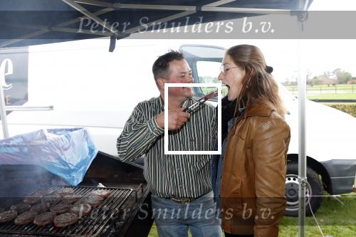 Boekel 19 oktober 2019
Meerdere boeren van boer zoekt vrouw stan op een mini markt in de stallen van Boerin Steffi. Boer Marnix Kneteman met zijn vriendin