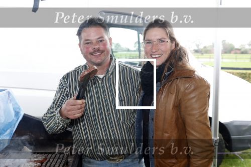 Boekel 19 oktober 2019
Meerdere boeren van boer zoekt vrouw stan op een mini markt in de stallen van Boerin Steffi. Boer Marnix Kneteman met zijn vriendin