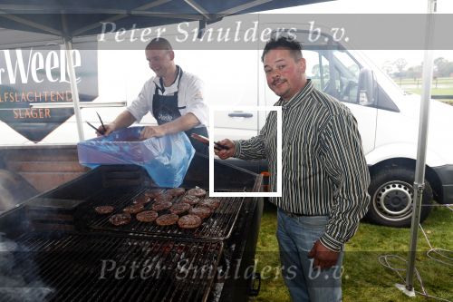 Boekel 19 oktober 2019
Meerdere boeren van boer zoekt vrouw stan op een mini markt in de stallen van Boerin Steffi. Boer Marnix Kneteman met zijn vriendin