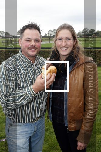 Boekel 19 oktober 2019
Meerdere boeren van boer zoekt vrouw stan op een mini markt in de stallen van Boerin Steffi. Boer Marnix Kneteman met zijn vriendin
