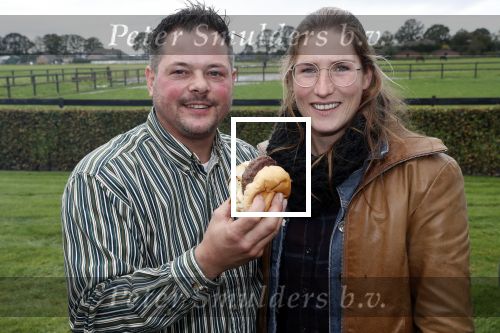 Boekel 19 oktober 2019
Meerdere boeren van boer zoekt vrouw stan op een mini markt in de stallen van Boerin Steffi. Boer Marnix Kneteman met zijn vriendin