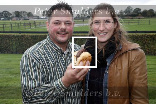 Boekel 19 oktober 2019
Meerdere boeren van boer zoekt vrouw stan op een mini markt in de stallen van Boerin Steffi. Boer Marnix Kneteman met zijn vriendin