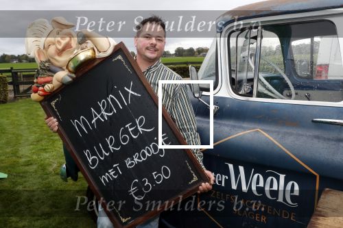 Boekel 19 oktober 2019
Meerdere boeren van boer zoekt vrouw stan op een mini markt in de stallen van Boerin Steffi. Boer Marnix Kneteman met zijn vriendin