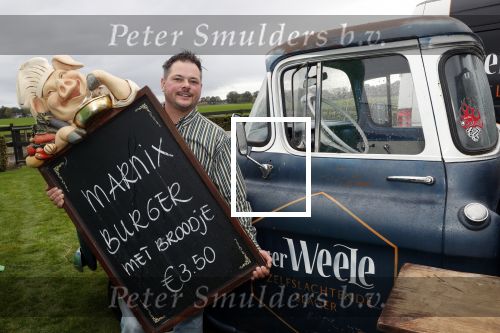 Boekel 19 oktober 2019
Meerdere boeren van boer zoekt vrouw stan op een mini markt in de stallen van Boerin Steffi. Boer Marnix Kneteman met zijn vriendin