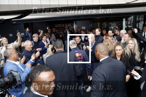 Amsterdam 16 oktober 2019
Presentatie nieruwe Tag Heuer Max Verstappen horloge bij Majestic. Max arriveert in een speciale Aston Martin op de dam in Amsterdam. Shelly sterk presenteert de presentatie.