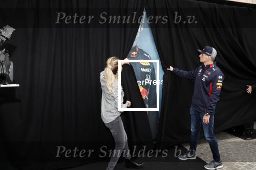 Amsterdam 16 oktober 2019
Presentatie nieruwe Tag Heuer Max Verstappen horloge bij Majestic. Max arriveert in een speciale Aston Martin op de dam in Amsterdam. Shelly sterk presenteert de presentatie.