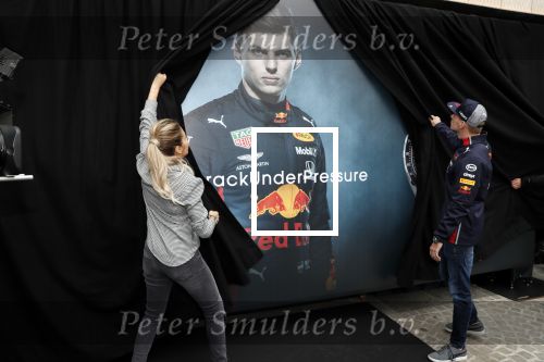 Amsterdam 16 oktober 2019
Presentatie nieruwe Tag Heuer Max Verstappen horloge bij Majestic. Max arriveert in een speciale Aston Martin op de dam in Amsterdam. Shelly sterk presenteert de presentatie.