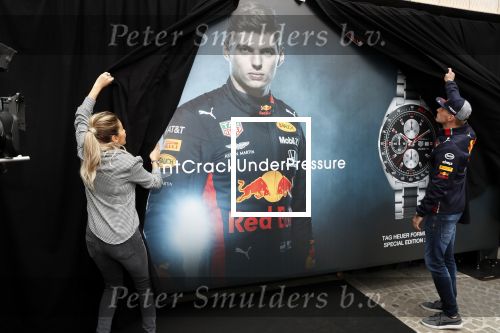 Amsterdam 16 oktober 2019
Presentatie nieruwe Tag Heuer Max Verstappen horloge bij Majestic. Max arriveert in een speciale Aston Martin op de dam in Amsterdam. Shelly sterk presenteert de presentatie.