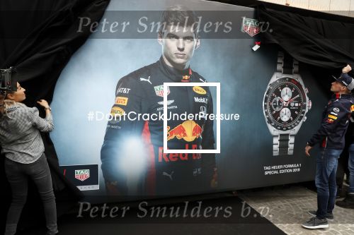 Amsterdam 16 oktober 2019
Presentatie nieruwe Tag Heuer Max Verstappen horloge bij Majestic. Max arriveert in een speciale Aston Martin op de dam in Amsterdam. Shelly sterk presenteert de presentatie.