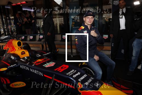 Amsterdam 16 oktober 2019
Presentatie nieruwe Tag Heuer Max Verstappen horloge bij Majestic. Max arriveert in een speciale Aston Martin op de dam in Amsterdam. Shelly sterk presenteert de presentatie.