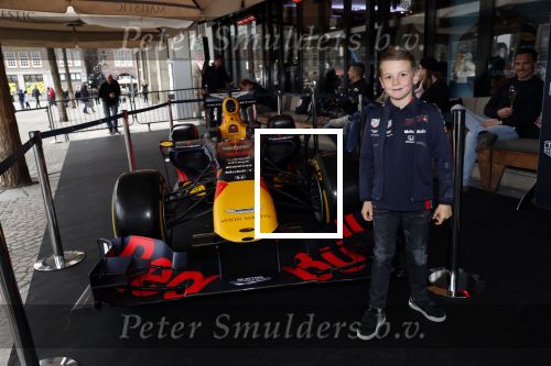 Amsterdam 16 oktober 2019
Presentatie nieruwe Tag Heuer Max Verstappen horloge bij Majestic. Max arriveert in een speciale Aston Martin op de dam in Amsterdam. Shelly sterk presenteert de presentatie.