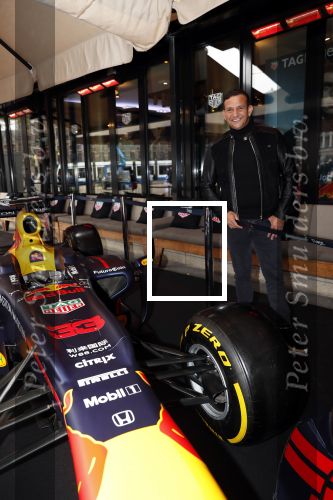 Amsterdam 16 oktober 2019
Presentatie nieruwe Tag Heuer Max Verstappen horloge bij Majestic. Max arriveert in een speciale Aston Martin op de dam in Amsterdam. Shelly sterk presenteert de presentatie. Najib Amhali
