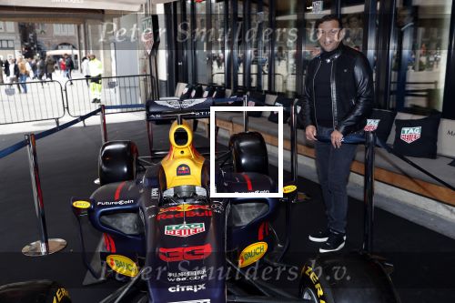Amsterdam 16 oktober 2019
Presentatie nieruwe Tag Heuer Max Verstappen horloge bij Majestic. Max arriveert in een speciale Aston Martin op de dam in Amsterdam. Shelly sterk presenteert de presentatie. Najib Amhali