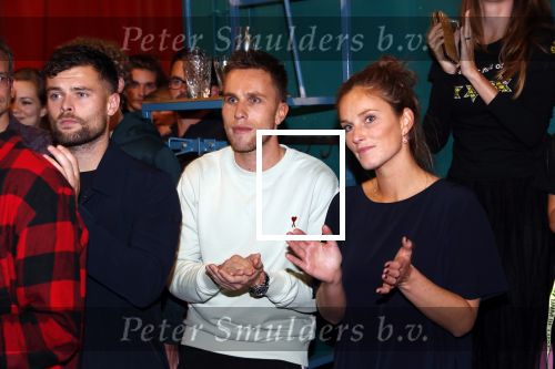 Utrecht 21 oktober 2019
Boekpresentatie Sterre Koning bij de ping pong club. Romy Monteiro krijgt het eerste boek. Nicky Romero met zijn zus