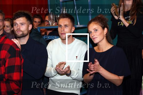 Utrecht 21 oktober 2019
Boekpresentatie Sterre Koning bij de ping pong club. Romy Monteiro krijgt het eerste boek. Nicky Romero met zijn zus