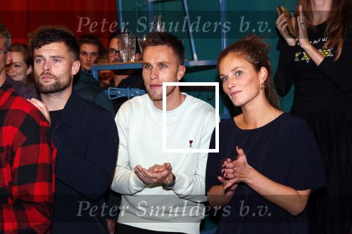 Utrecht 21 oktober 2019
Boekpresentatie Sterre Koning bij de ping pong club. Romy Monteiro krijgt het eerste boek. Nicky Romero met zijn zus
