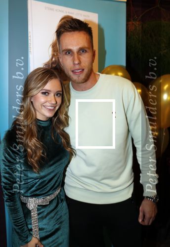 Utrecht 21 oktober 2019
Boekpresentatie Sterre Koning bij de ping pong club. Romy Monteiro krijgt het eerste boek. Nicky Romero