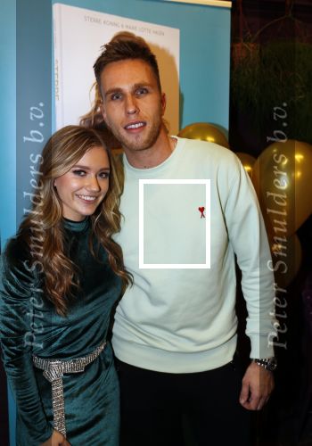 Utrecht 21 oktober 2019
Boekpresentatie Sterre Koning bij de ping pong club. Romy Monteiro krijgt het eerste boek. Nicky Romero