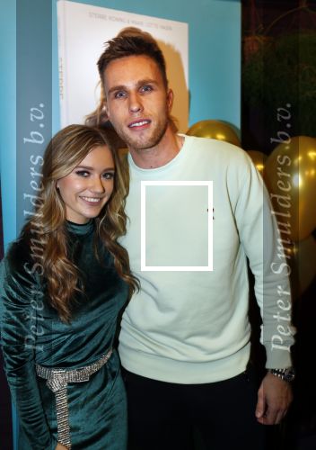 Utrecht 21 oktober 2019
Boekpresentatie Sterre Koning bij de ping pong club. Romy Monteiro krijgt het eerste boek. Nicky Romero
