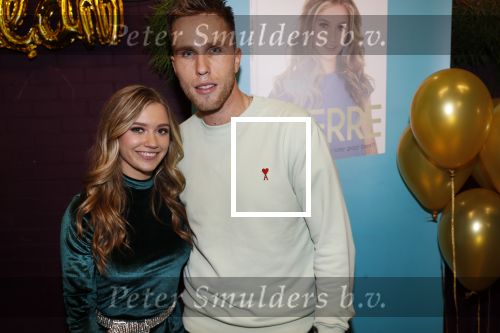 Utrecht 21 oktober 2019
Boekpresentatie Sterre Koning bij de ping pong club. Romy Monteiro krijgt het eerste boek. Nicky Romero