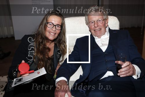 Naarden 31 oktober 2019
50 jaar Jan des Bouvrie als ontwerper werkzaam. Feest is in het Arsenaal.
Jan met dochter Nicole des Bouvrie