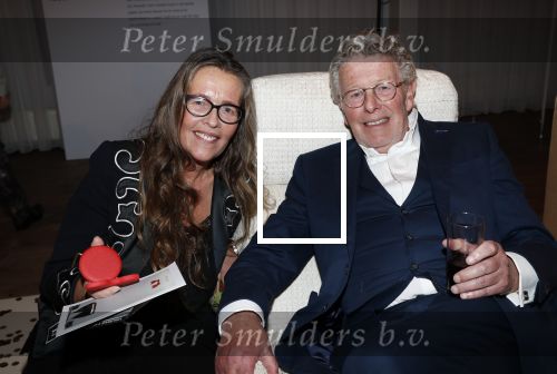 Naarden 31 oktober 2019
50 jaar Jan des Bouvrie als ontwerper werkzaam. Feest is in het Arsenaal.
Jan met dochter Nicole des Bouvrie
