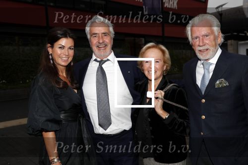 Hilversum 7 oktober 2019
Gala voor breast care foundation in studio 21. Nina Brink mert Pieters Storms zijn broer met vrouw/vriendin